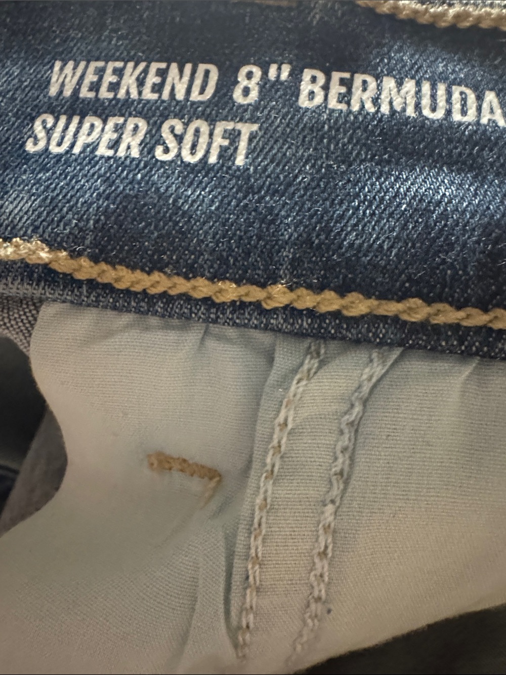 Torrid 8'' Weekend Bermuda Mid-Rise Jean Short NWOT - Picture 4 of 7